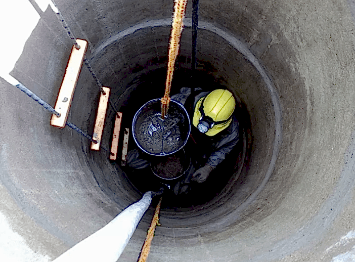 Ручная чистка канализационных колодцев