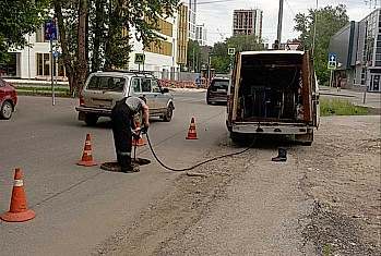 Прочищаем ливневую и хоз фекальную канализацию 